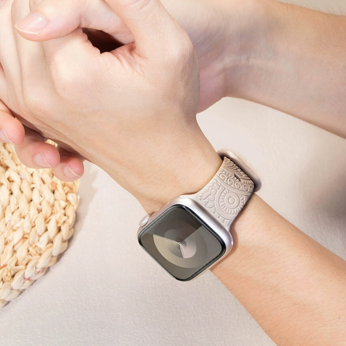 Ремешок для Apple Watch 42/44/45/49 мм, силикон, светло-бежевый — фото 1
