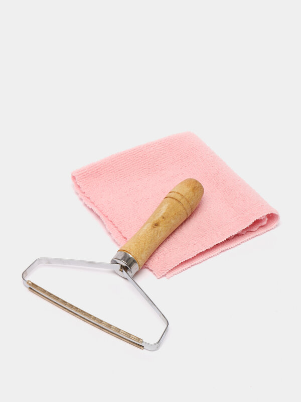 Набор: щетка-скребок для чистки одежды от шерсти и салфетка-микрофибра