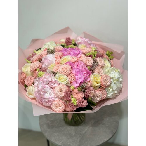 Большой авторский букет цветов с гортензией и кустовыми розами в дизайнерском оформлении