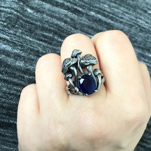 фото Славянский оберег, печатка кольцо женское "волшебный лес" с синим камнем, гравировкой, циркон, фианит, металл, размер 18.3, серебряный, синий starfallshop