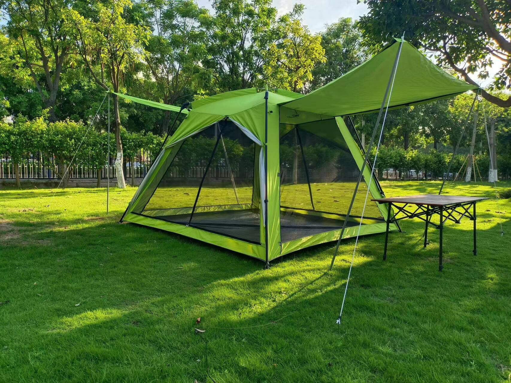 Туристический шатер-палатка с полом / Кемпинговый тент с москитной сеткой / Пляжный шатер 4-местный / 240х240х170 см