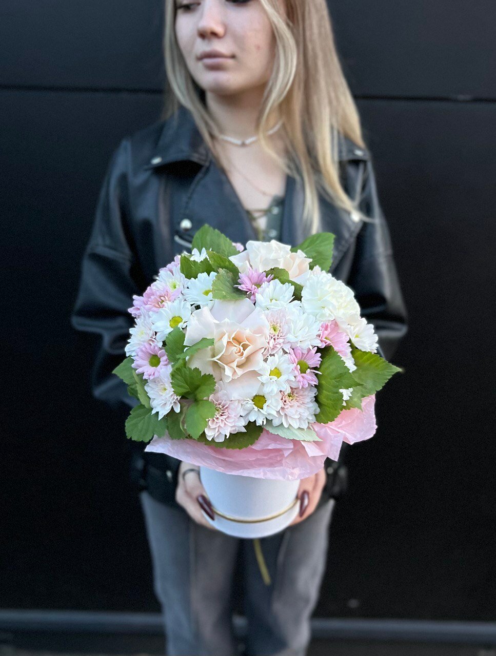 Коробка с розой и хризантемой в нежной цветовой гамме от Story Flowers 25х30