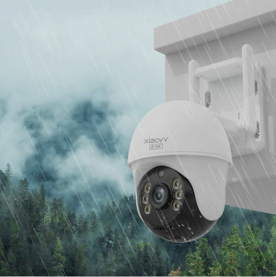 Наружная камера Xiaovv Outdoor PTZ Camera P9 Pro: белое корпус в ландшафтном окружении