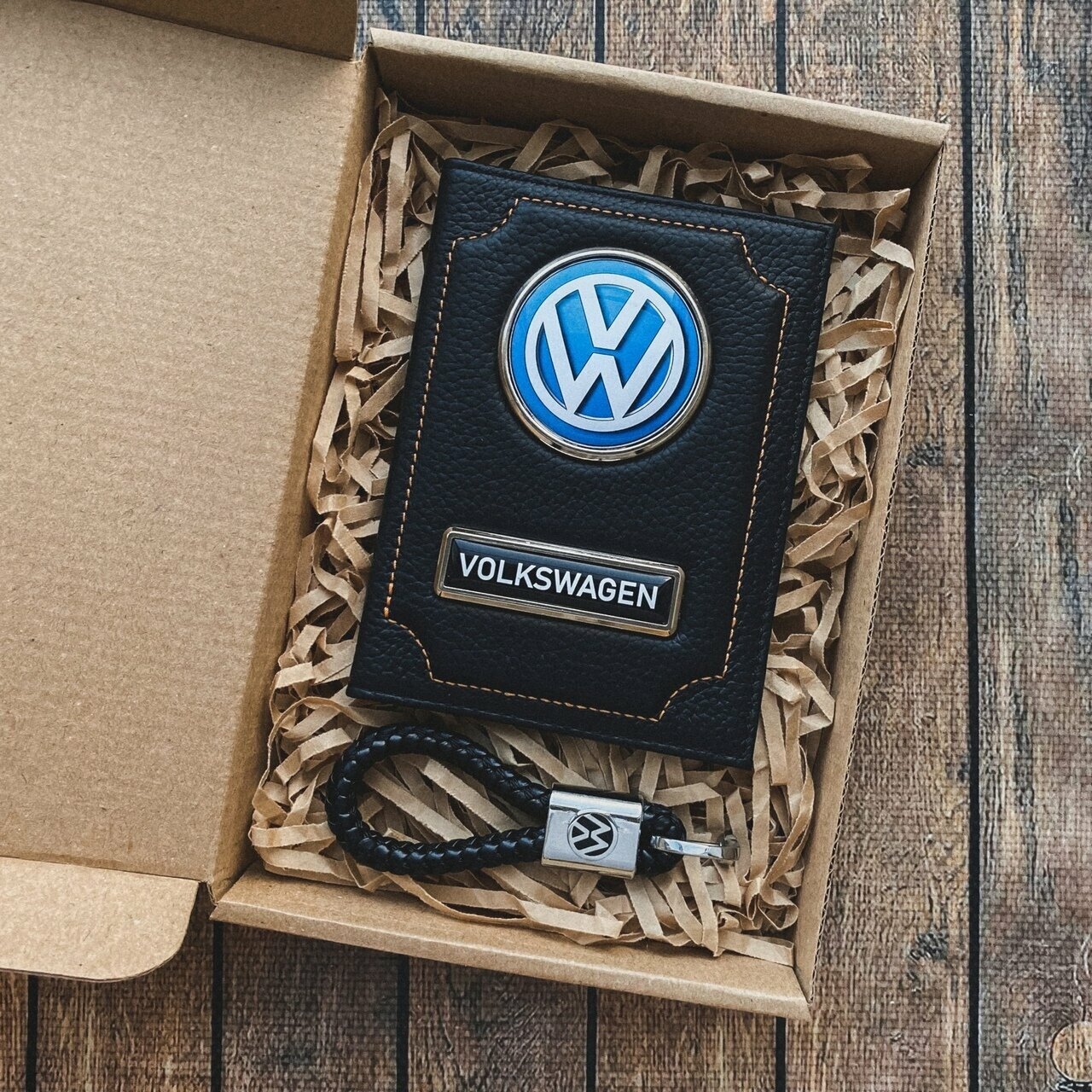 Подарочный набор автолюбителю Volkswagen/Подарок мужу/ Кожаная обложка+плетенный брелок