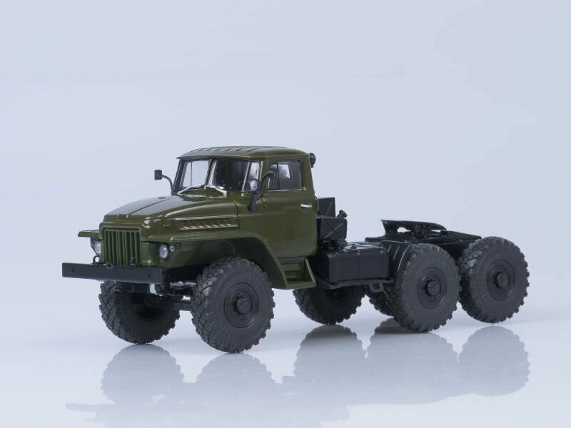 Масштабная модель 1/43 Миасский грузовик 377С 6х4 седельный тягач, 1965 г. (хаки)