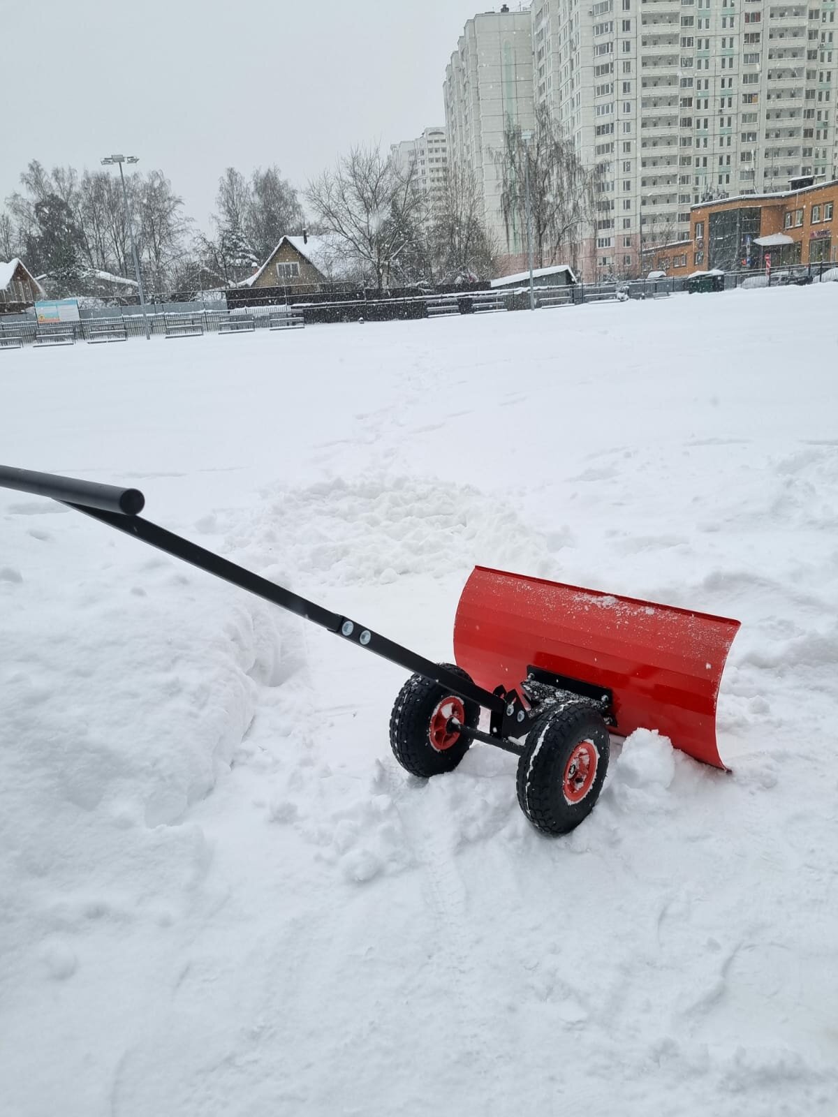 Лопата движок снеговая на колесах Удачник - фотография № 2