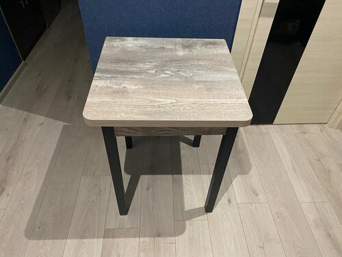 Изображение товара Стол обеденный раздвижной 60 см на 60(120) см бетон темный с черными квадратными ножками