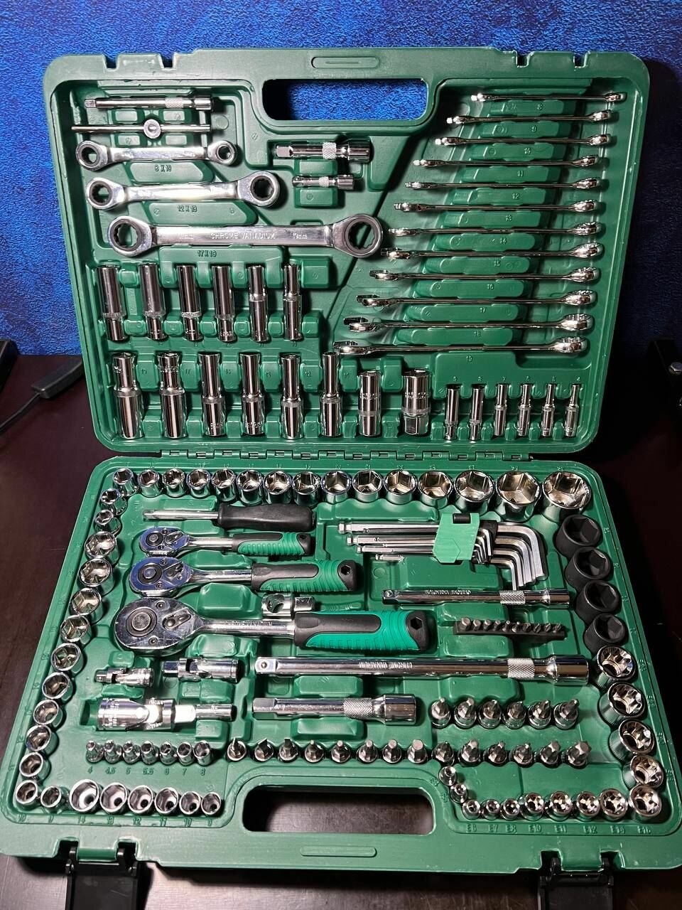 Набор инструментов для ремонта автомобиля и дома в чемодане с трещоткой (150 предметов)