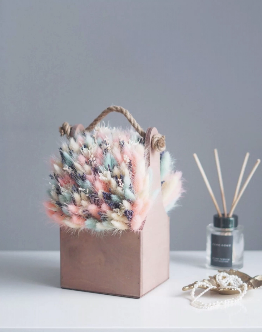 Букет из сухоцветов с геликризумом и лавандой в деревянном ящике
