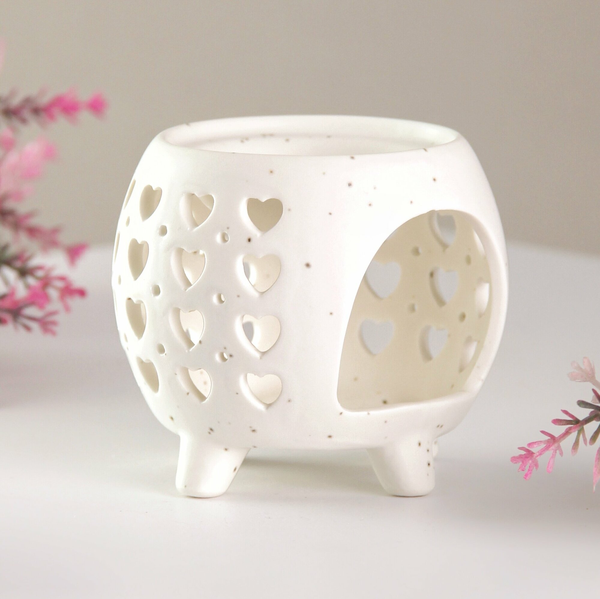 Аромалампа Марокко 10 см Резные сердца белая — фото 1