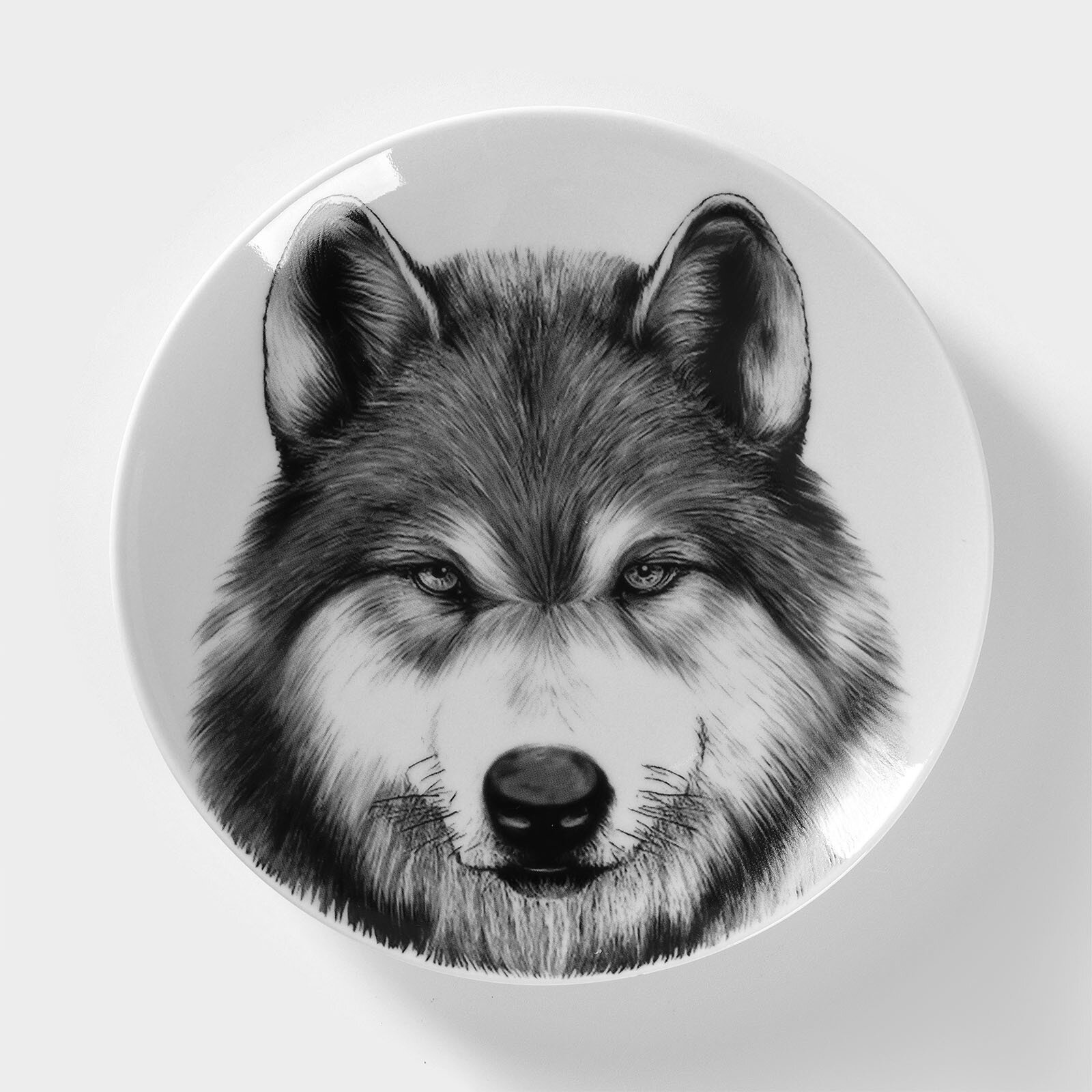 Тарелка фарфоровая «Волк», d=17.5 см, белая