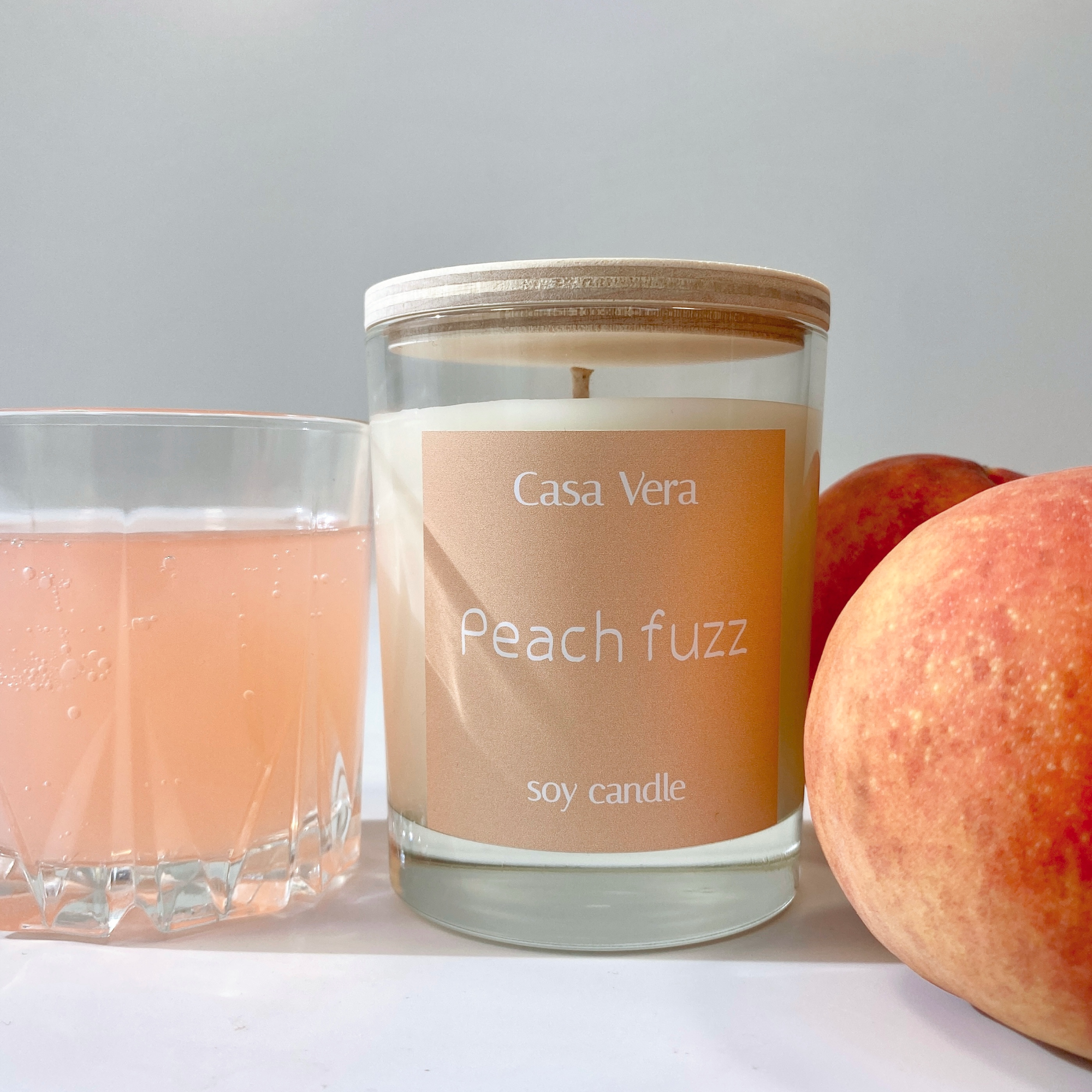 Свеча ароматическая Peach fuzz (цвет 2024 года по версии Pantone) из соевого воска в стакане с крышкой 250 мл // Свеча с ароматом персика // Аромасвеча для дома/в подарок // Коллекция Casa Vera весна-лето 2024