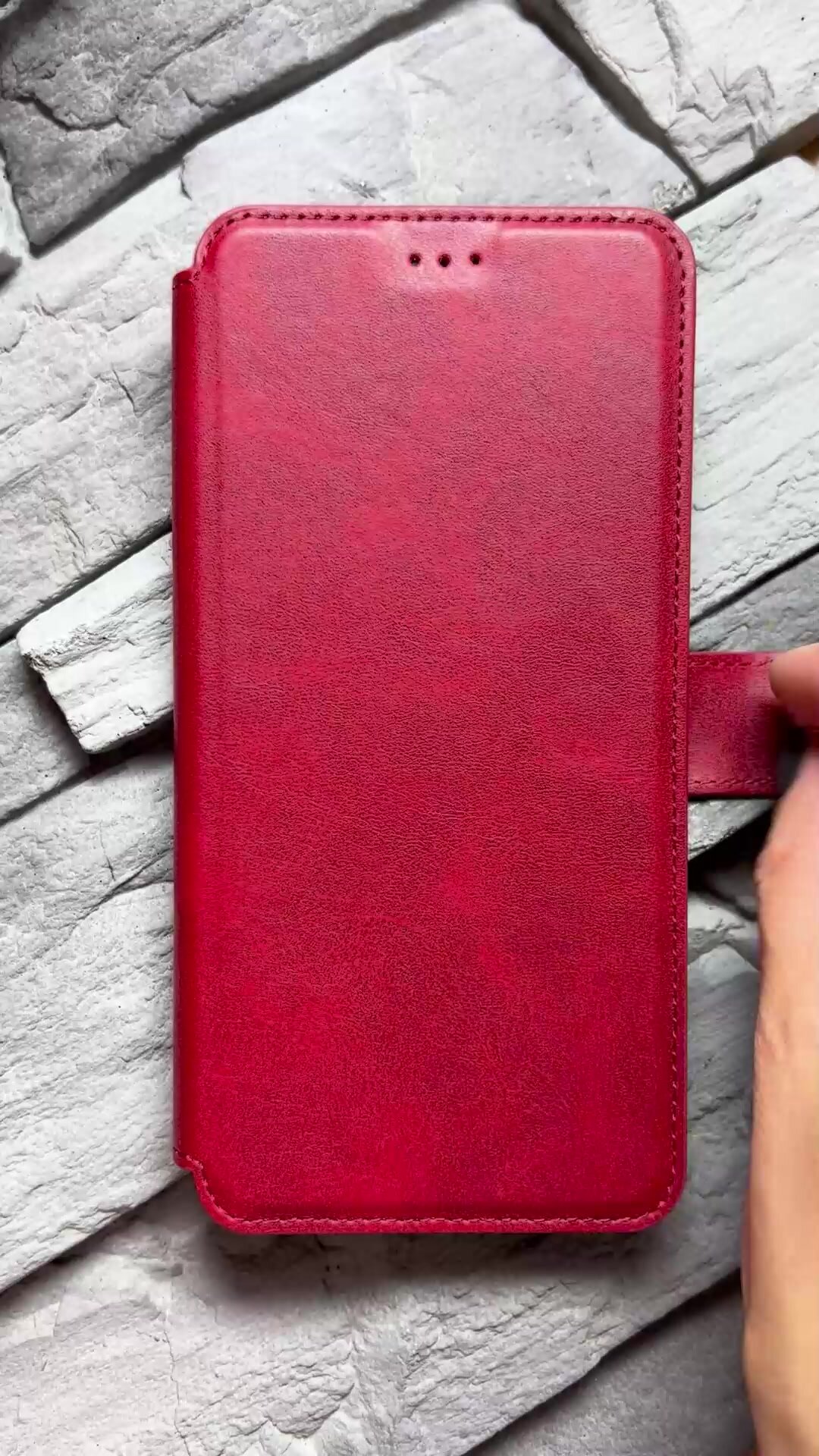 Чехол книжка для Realme 12 (4G) / Realme 12+ кожаный с магнитной застежкой / Реалми 12 4Джи / Реалми 12+ с хлястиком, с функцией подставки, красный — фото 1