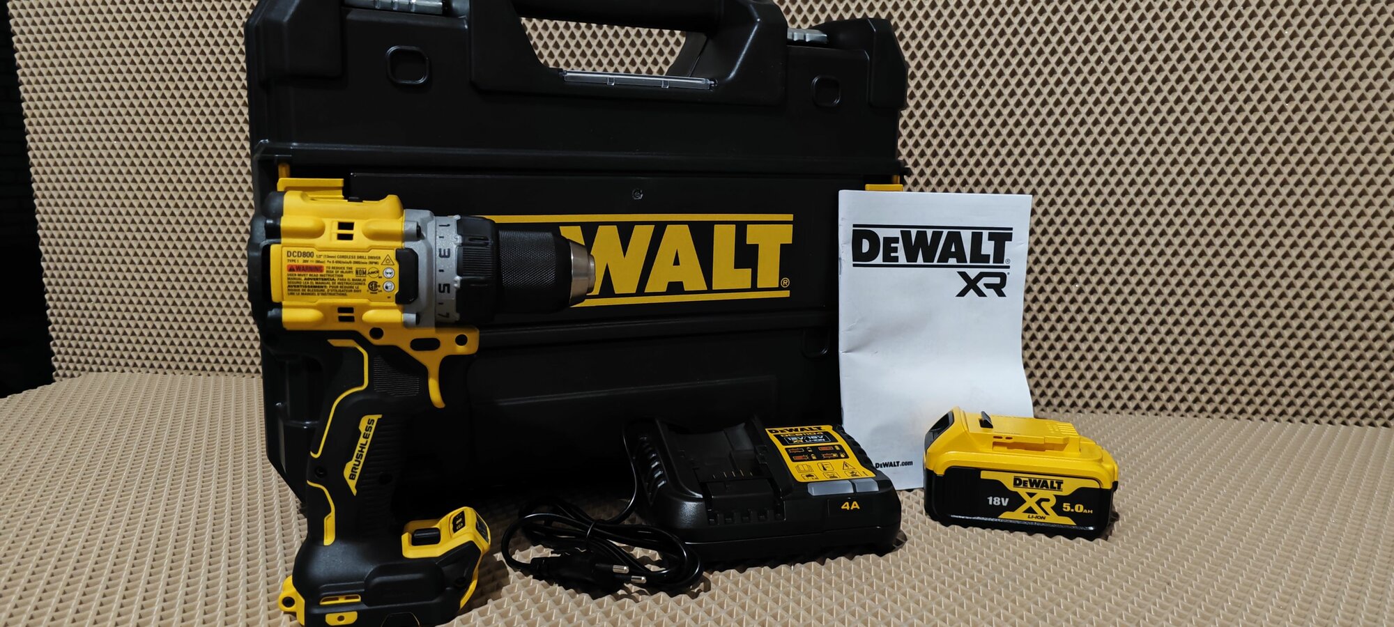 Аккумуляторная дрель-шуруповерт DeWalt DCD800E1T - фото №3