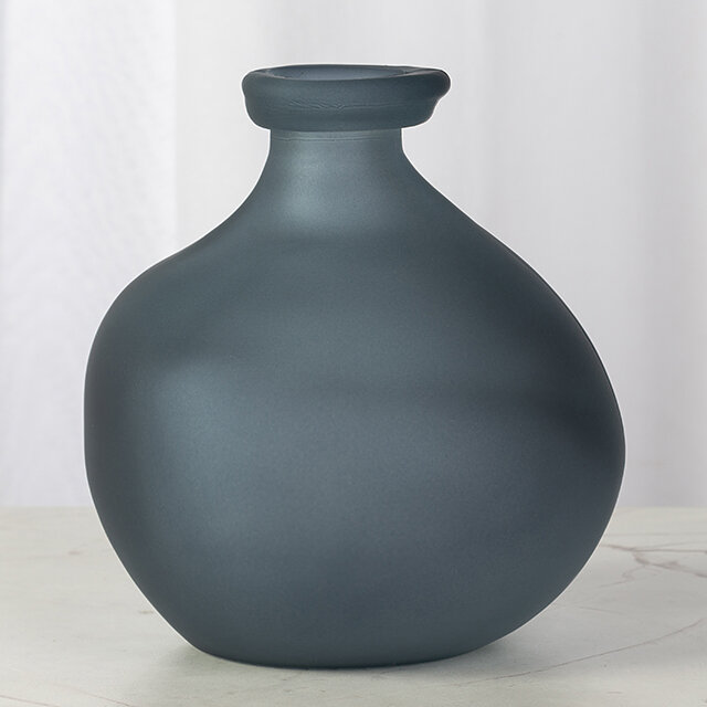 Стеклянная ваза Slavi 18 см серая матовая Edelman 1058482
