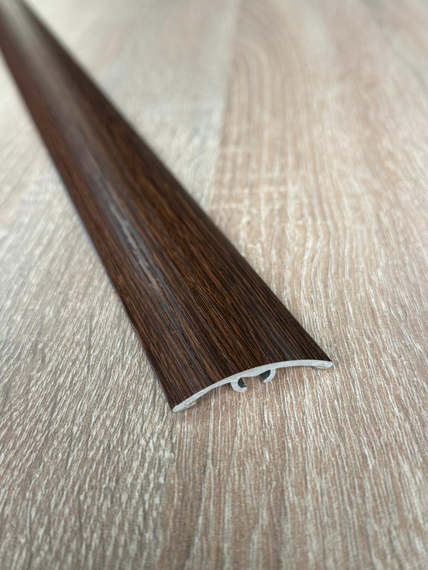 Порог со скрытым креплением напольный стыкоперекрывающий одноуровневый ширина 40 мм длина 2700 мм профиль-порожек алюминиевый - MP8 39 Орех миланский