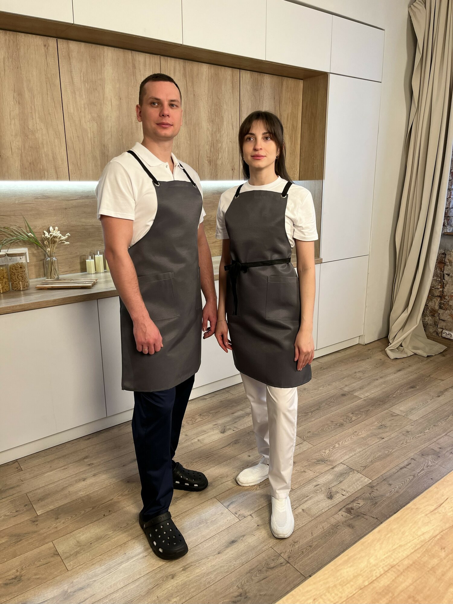 Фартук Море - серый с черными бретелями, для официанта, для повара, в подарок, универсальный