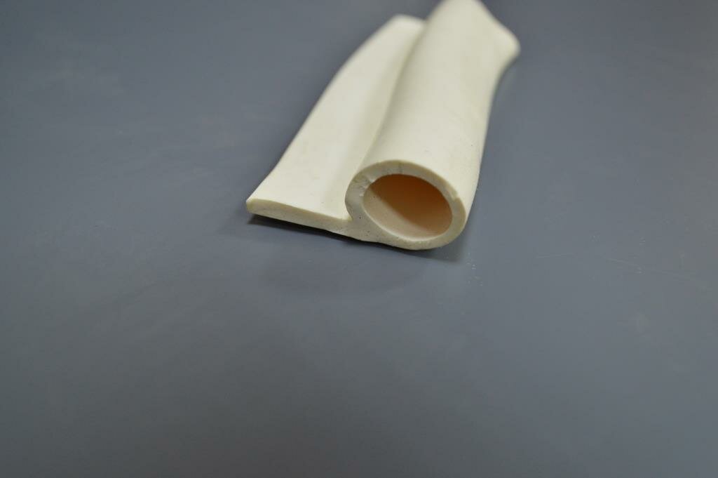 Профиль из силиконовой резины Р-образный белого цвета для уплотнения ворот и дверей. Наружный диаметр 17,5 мм, высота ножки 15,5 мм. Длина 2 метра.
