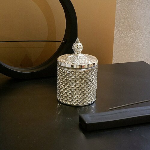 Свеча ароматическая с запахом Корица в стеклянном стакане с крышкой серебрянный цвет