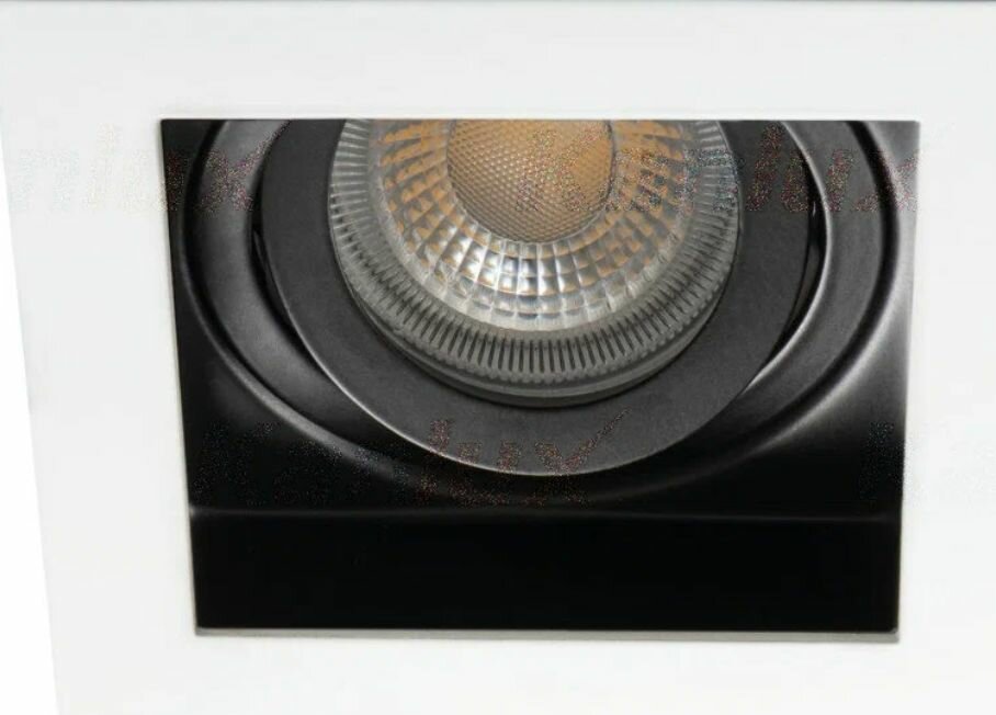 фото Точечный светильник квадратный