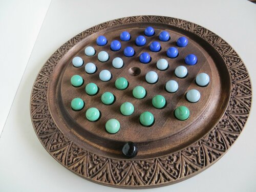 Настольная игра Солитёр 300 резная деревянная с цветными матовыми шариками