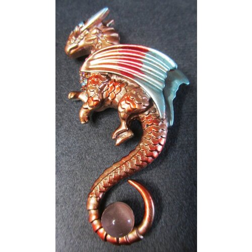 фото Брошь огромный яшмовый дракон, акрил, кошачий глаз, розовый, серебряный broochasalifestyle
