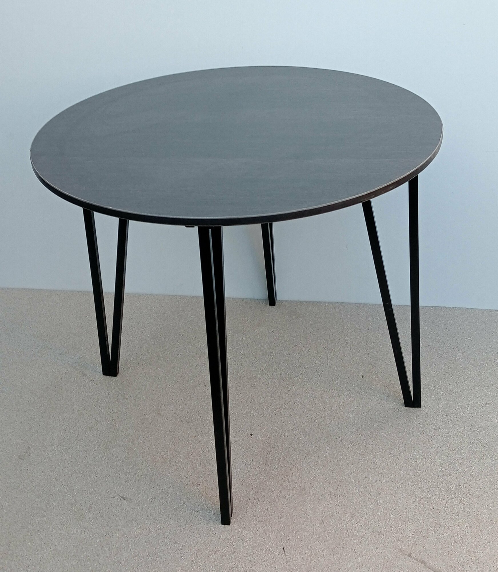 фото Стол Круглый Для Кухни, Кафе, Бара, Гостиной ( Венге Темный ) D 850 ММ черные Ножки