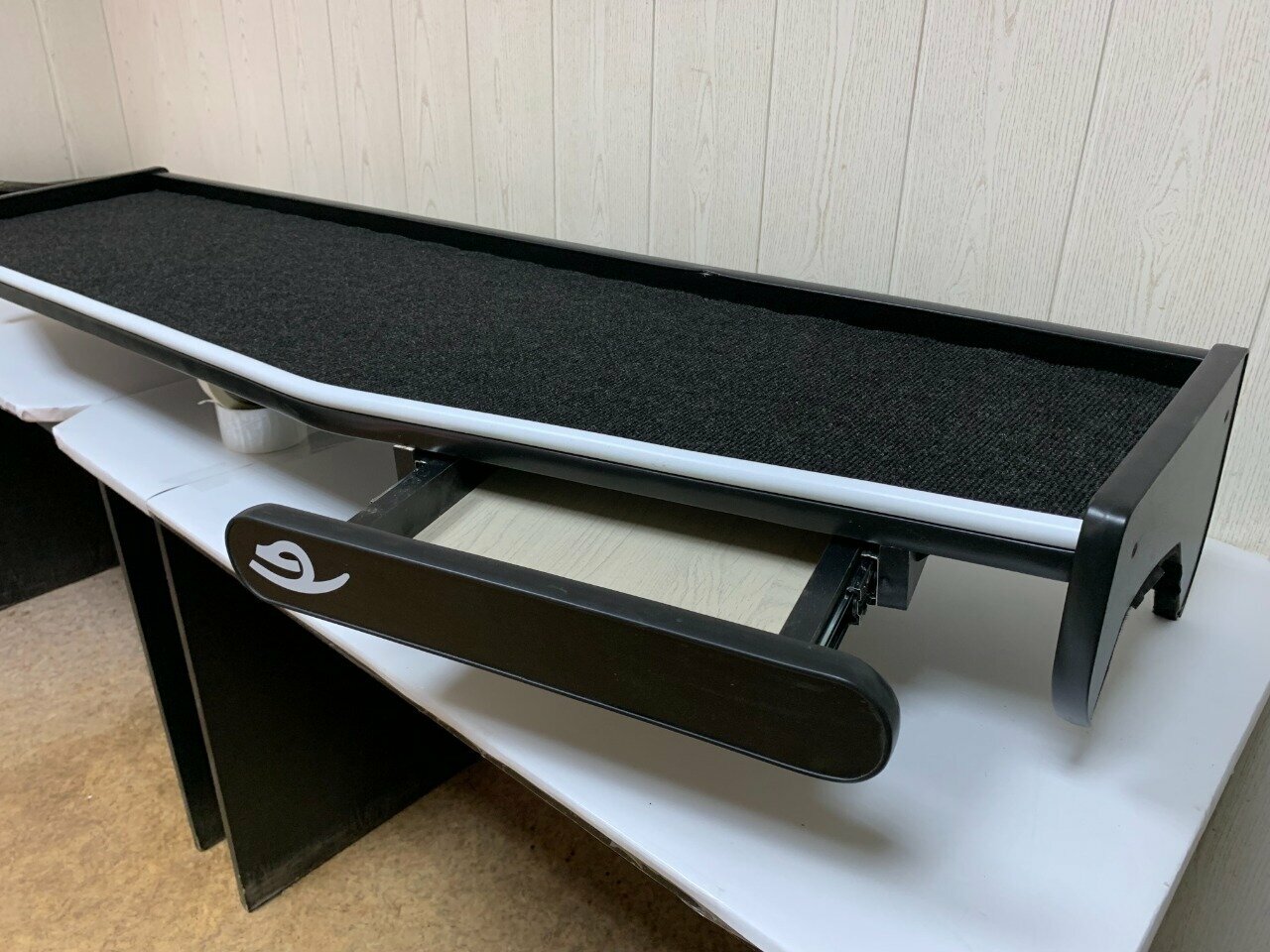 фото Стол полка для SHACMAN F2000 F3000 Чёрная кожа Белая труба