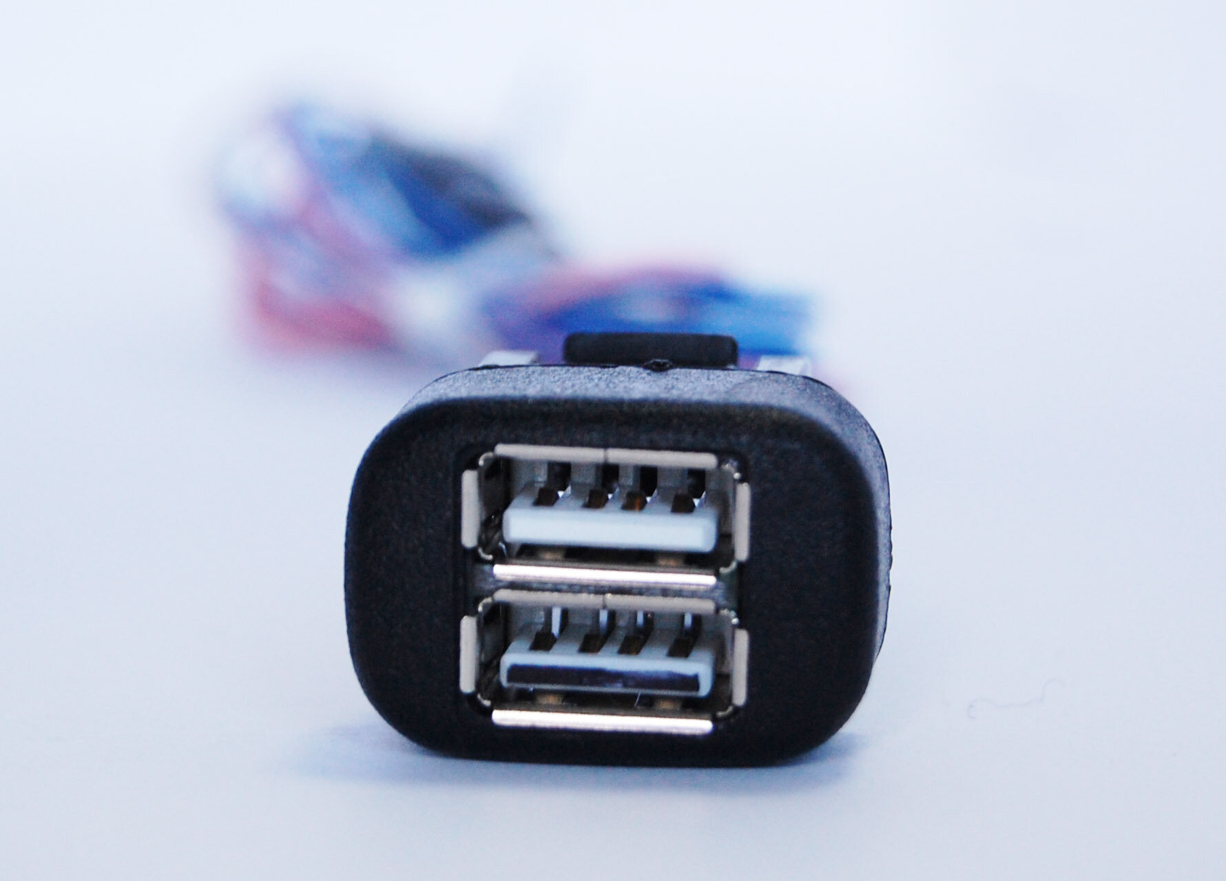 Автомобильное зарядное устройство в штатное место штат USB 2.0 2х2 Универсал