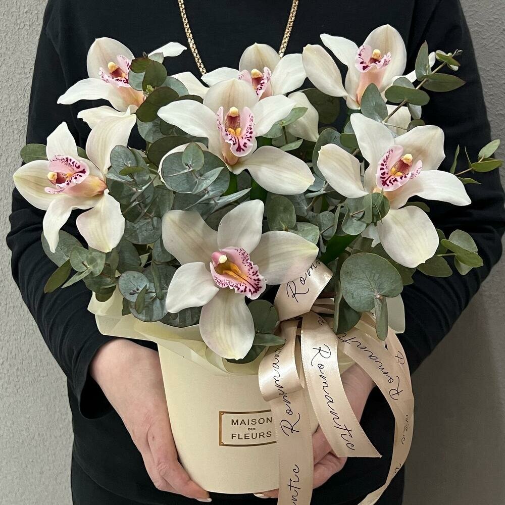 Орхидея в коробке с эвкалиптом