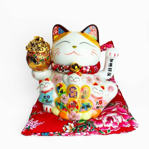Статуэтка - Манэки-нэко на подушке фарфорпластик 17 см 3600₽