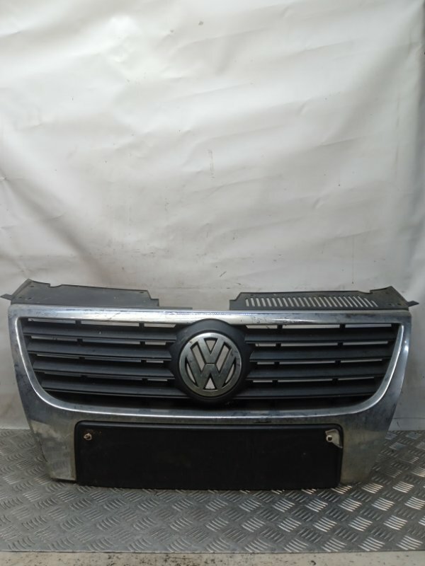 Решетка радиатора Volkswagen Passat 6 3C0853651AD