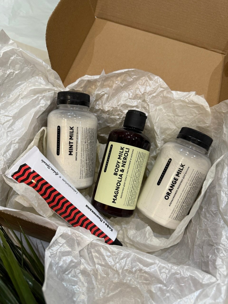 Подарочный набор "Для тебя 3", Laboratorium, Молочко для тела с магнолией и нероли (250гр), молочко для ванны мята 250 гр, крем для рук кофе с пончиком (60мл), молочко для ванны апельсин 250 гр, 820 гр