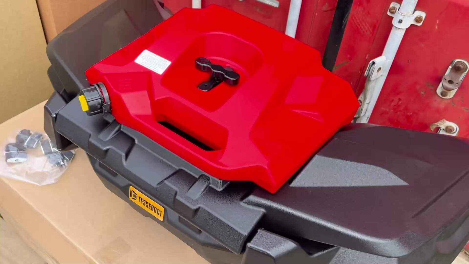 Кофр с красной канистрой 10л для квадроцикла BRP Outlander Can-Am, Tesseract — фото 1