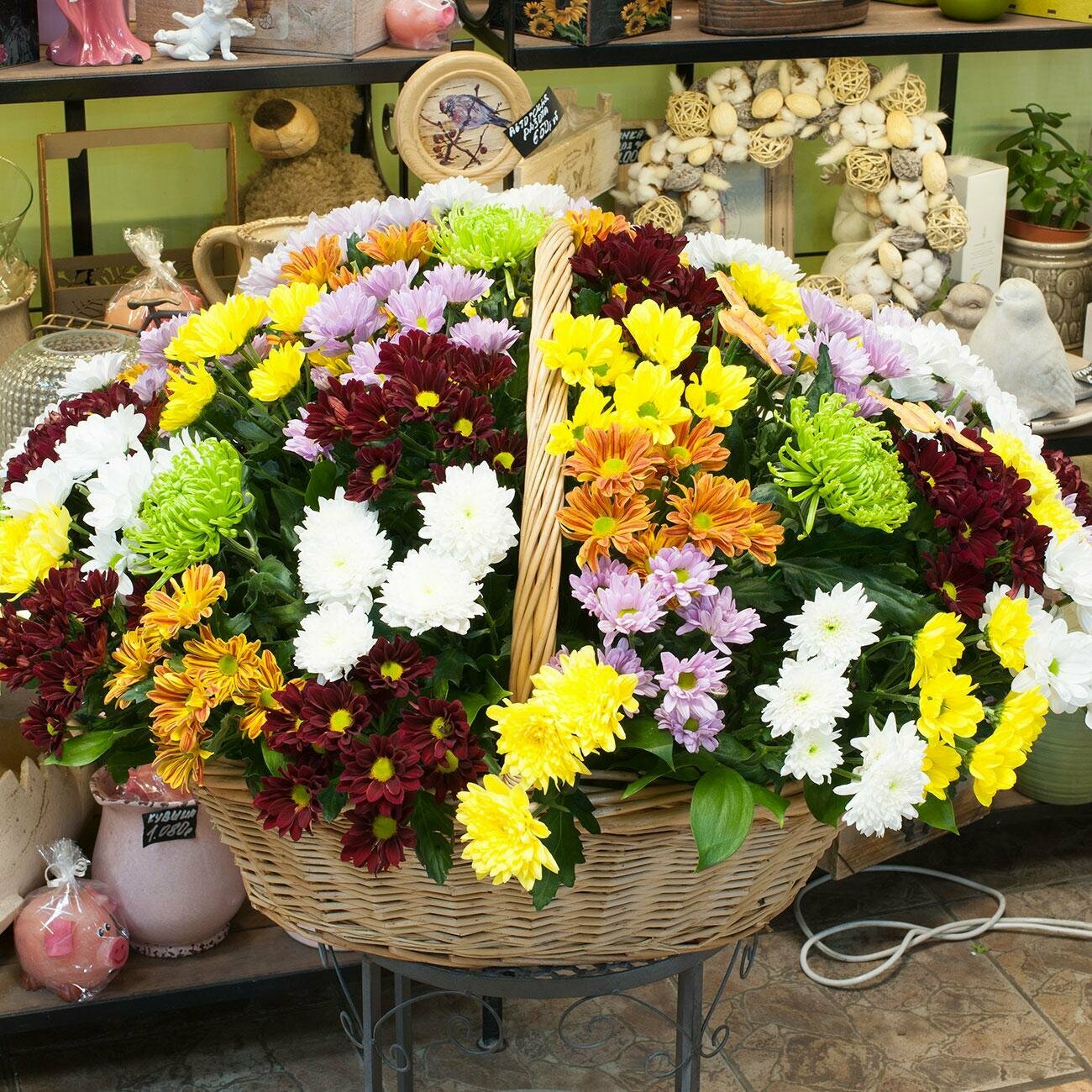 Корзина из хризантем Charlotte "Разноцветные хризантемы" 43 цветка в корзине
