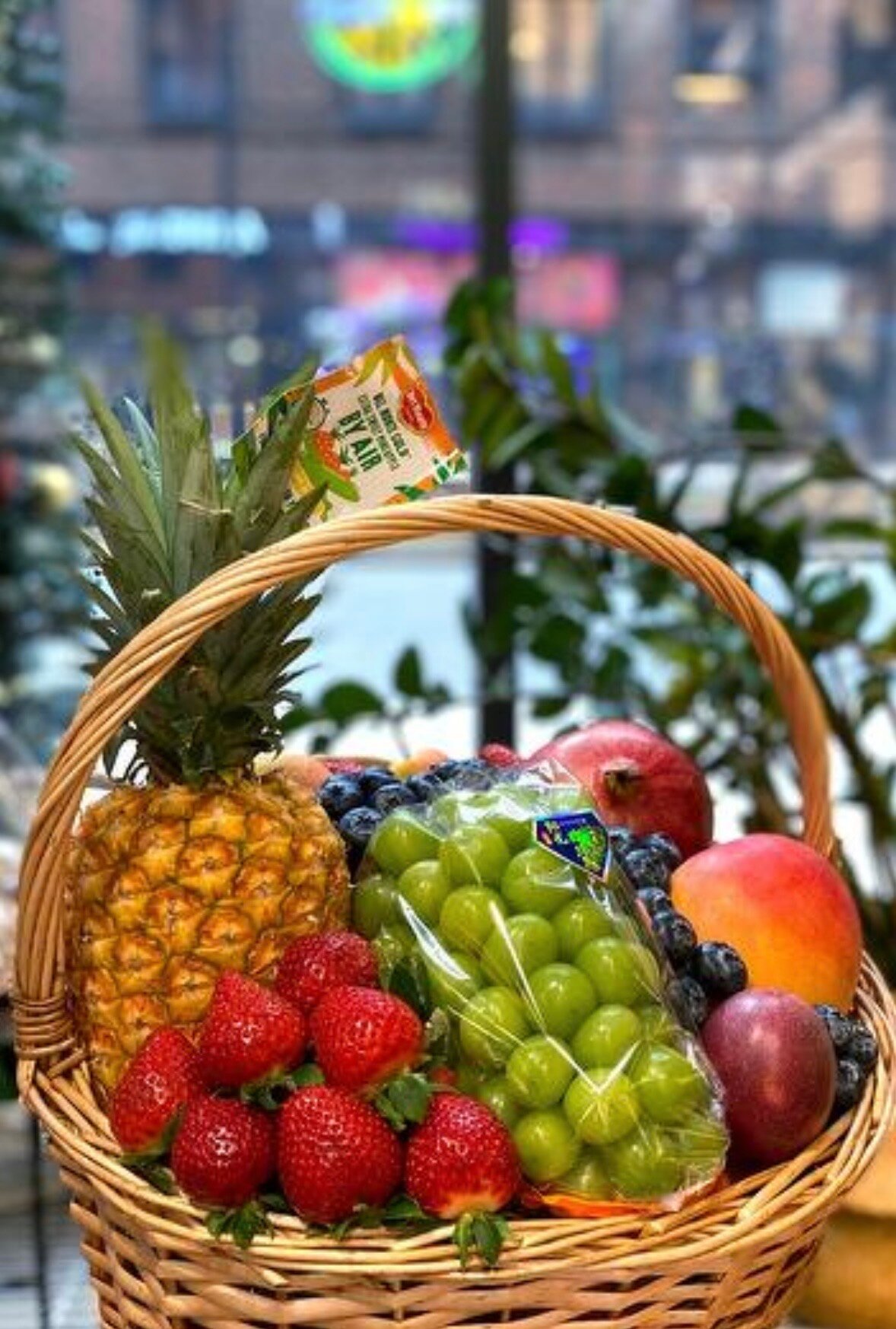 Корзина С Ягодами И Фруктами свежие фрукты и ароматные ягоды корзина для любого повода