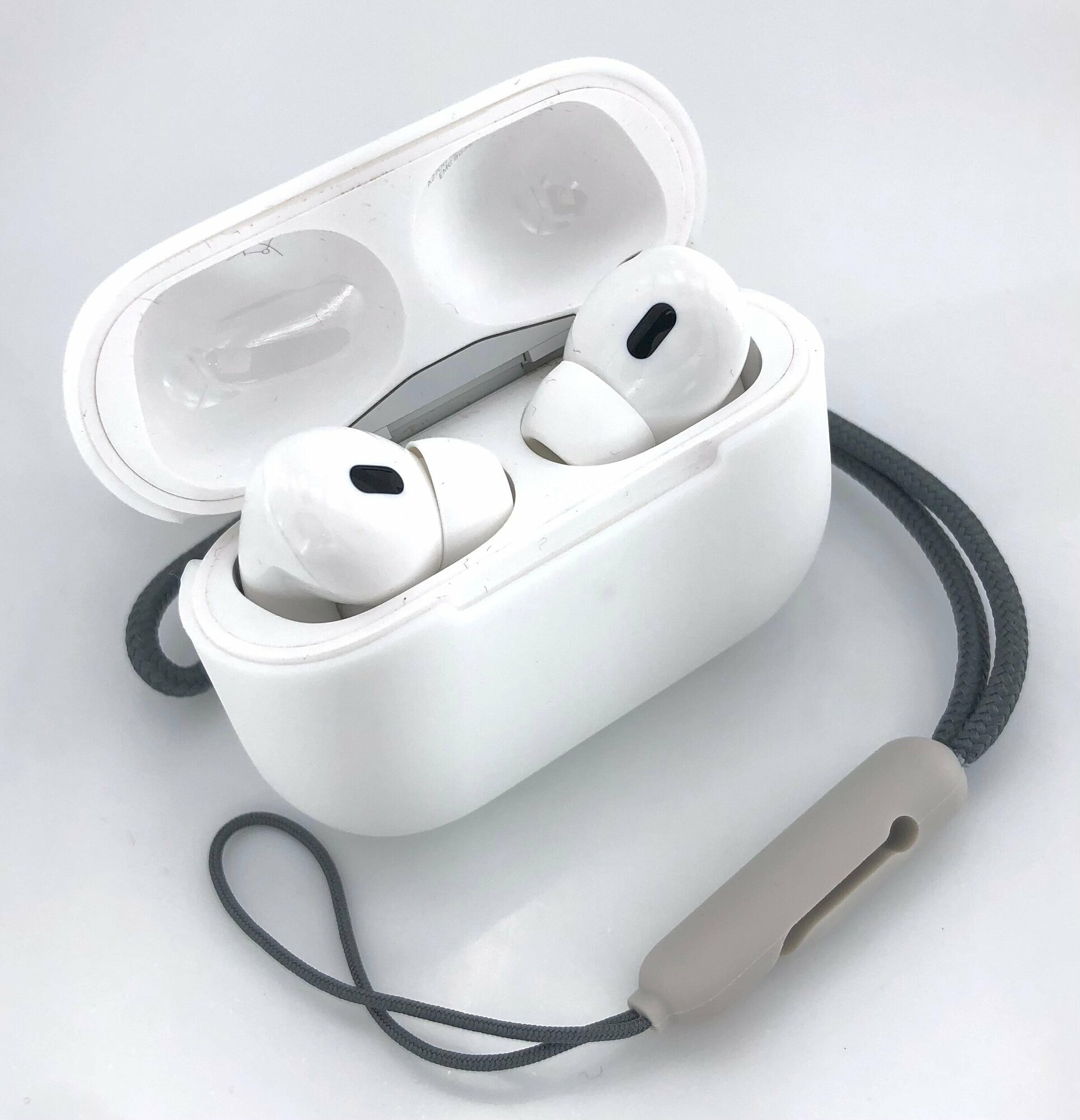 Силиконовый чехол для AirPods Pro 2 с ремешком ультратонкий white