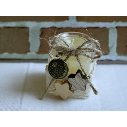 Свеча в стеклянном сосуде квадратная