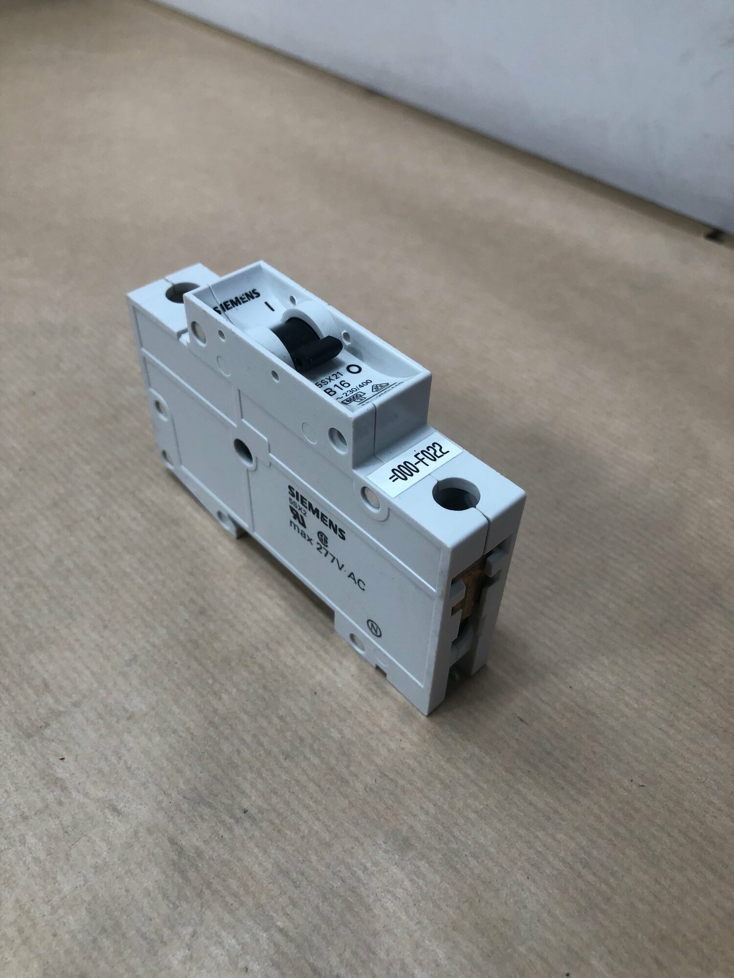 фото Выключатель автоматический SIEMENS 5SX21 B16