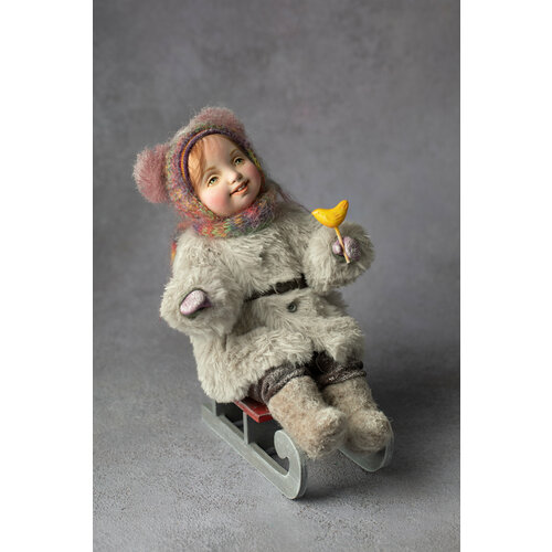 Каркасная кукла ручной работы «Малышка на санках»