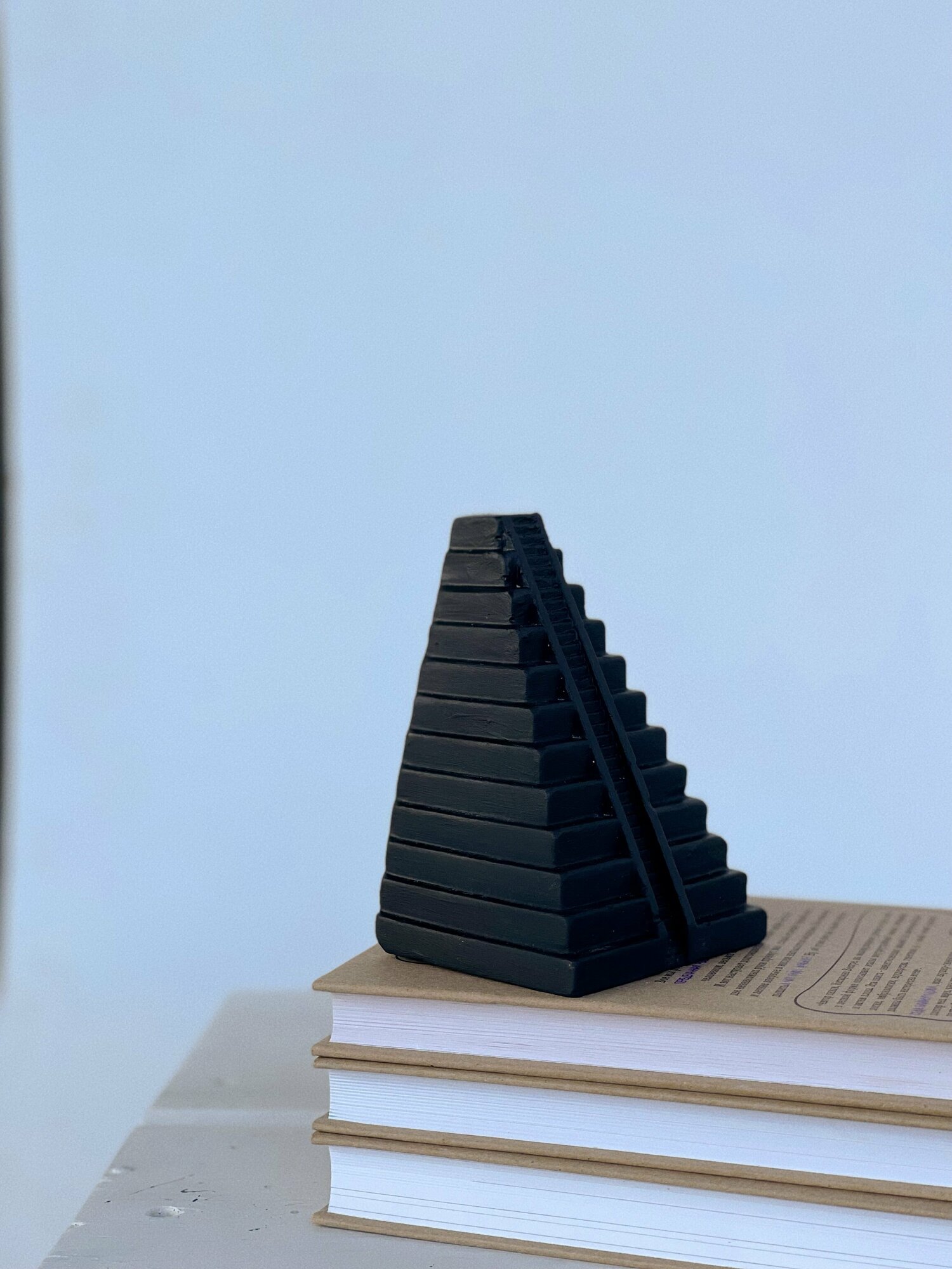 Ограничитель для книг Пирамида в черном цвете, 12 см гипс декор подставка