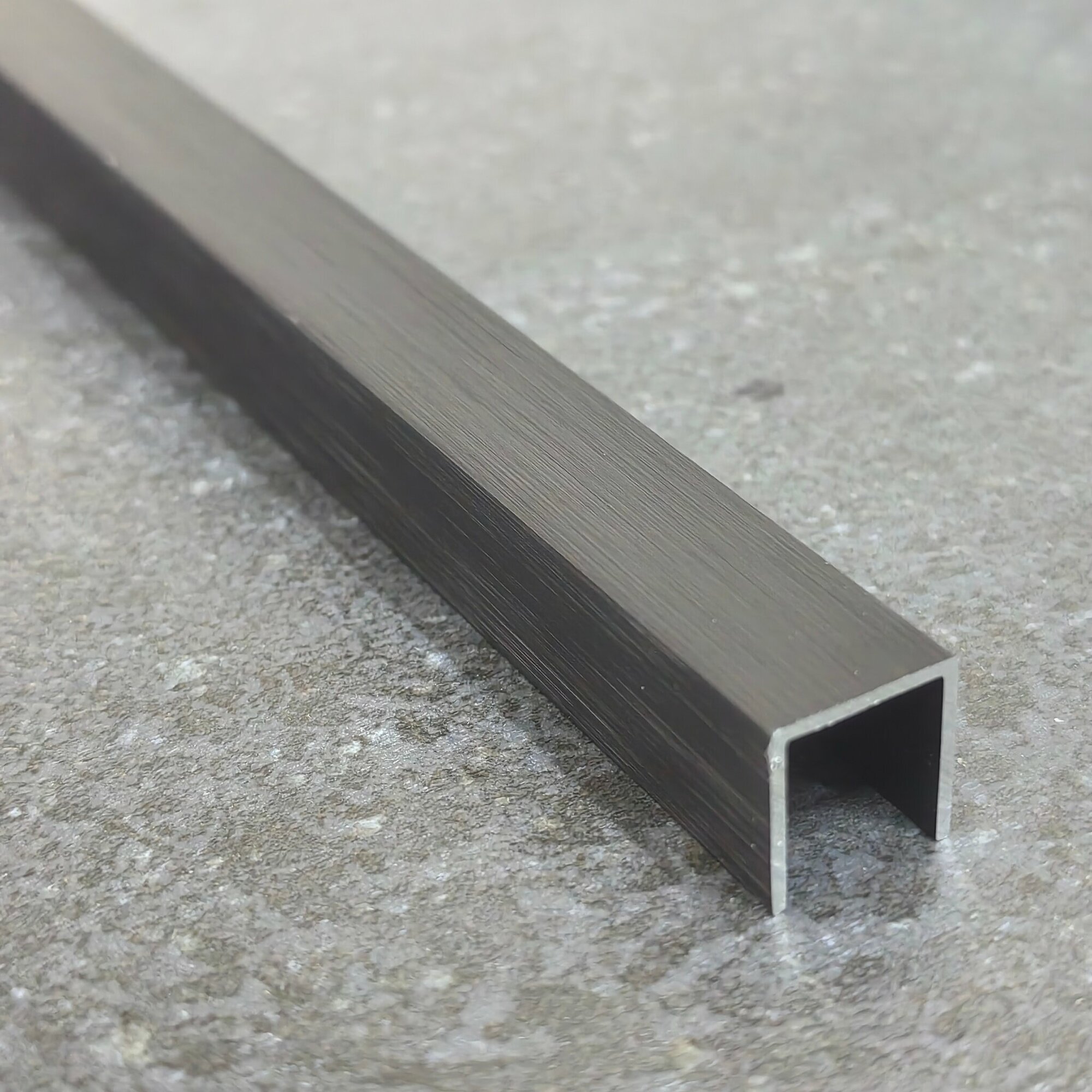 Профиль для плитки П-образный анодированный алюминиевый 10x10 мм 2,7 м, черный матовый (брашированный)