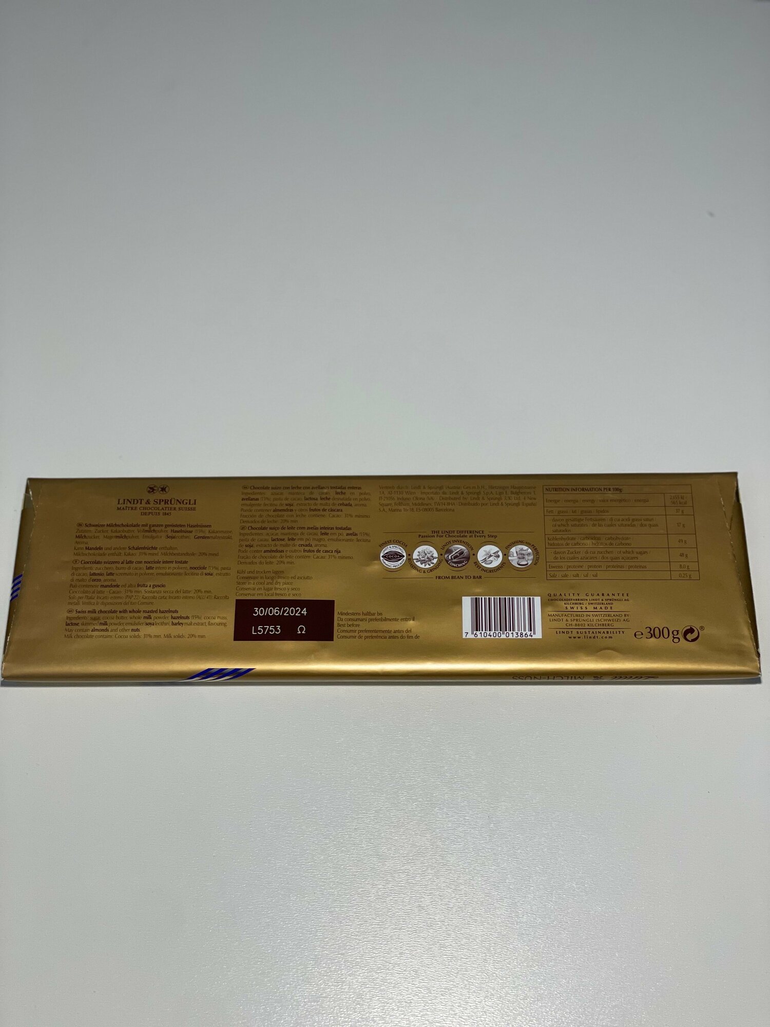 Шоколад Lindt Gold Swiss Premium Milk - Hazelnut Chocolate / Линд Премиум Молочный с цельным фундуком, 300 гр (Швейцария) - фотография № 17