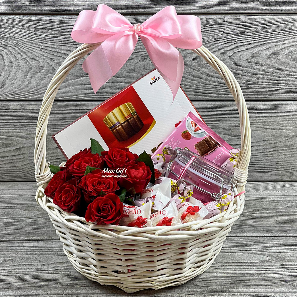 Подарочная корзина с розами и конфетами
