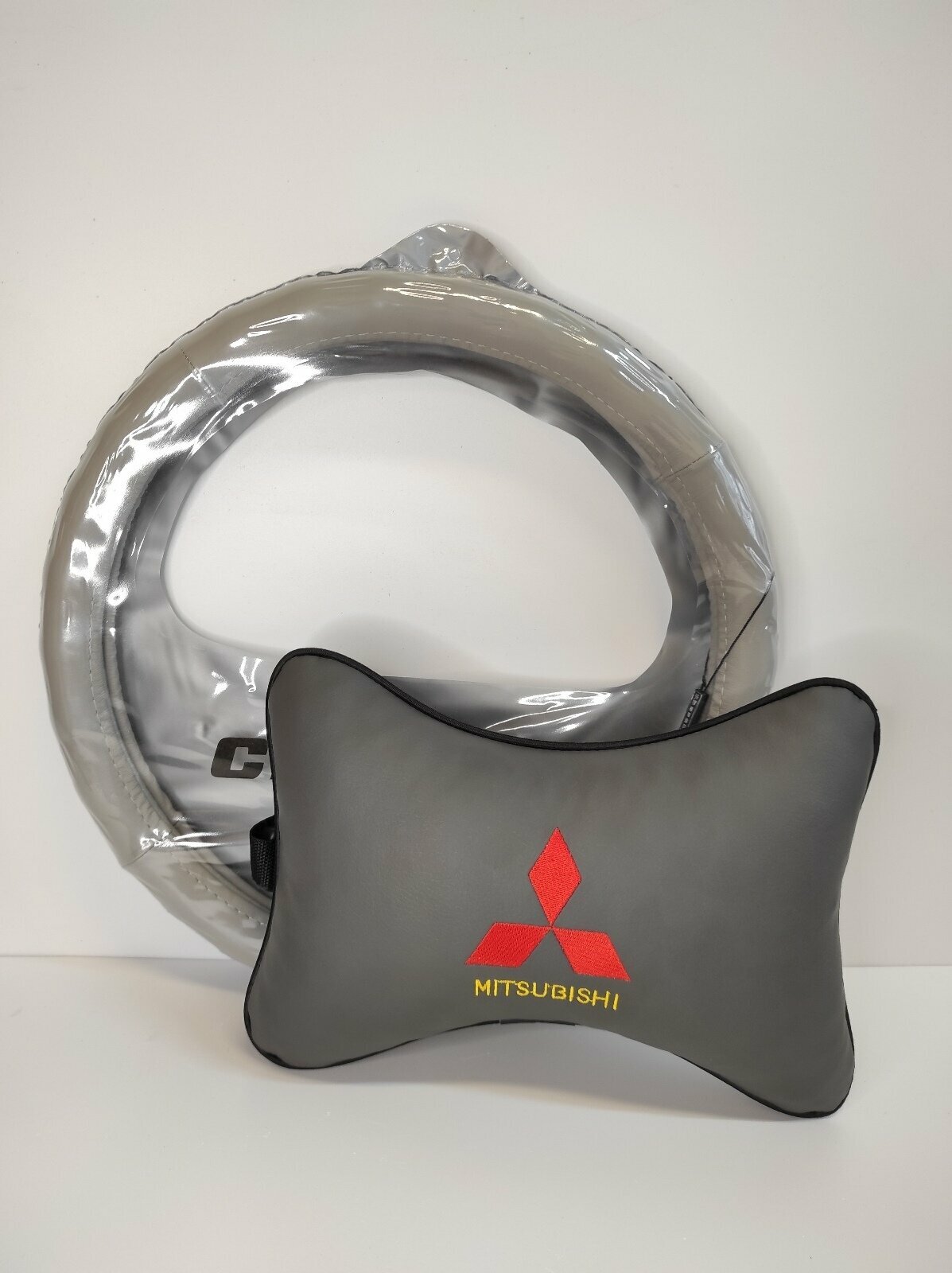 MITSUBISHI Подарочный набор: подушка на подголовник из экокожи с логотипом (митсубиси)  оплетка на руль из натуральной гладкой кожи р-р М серая