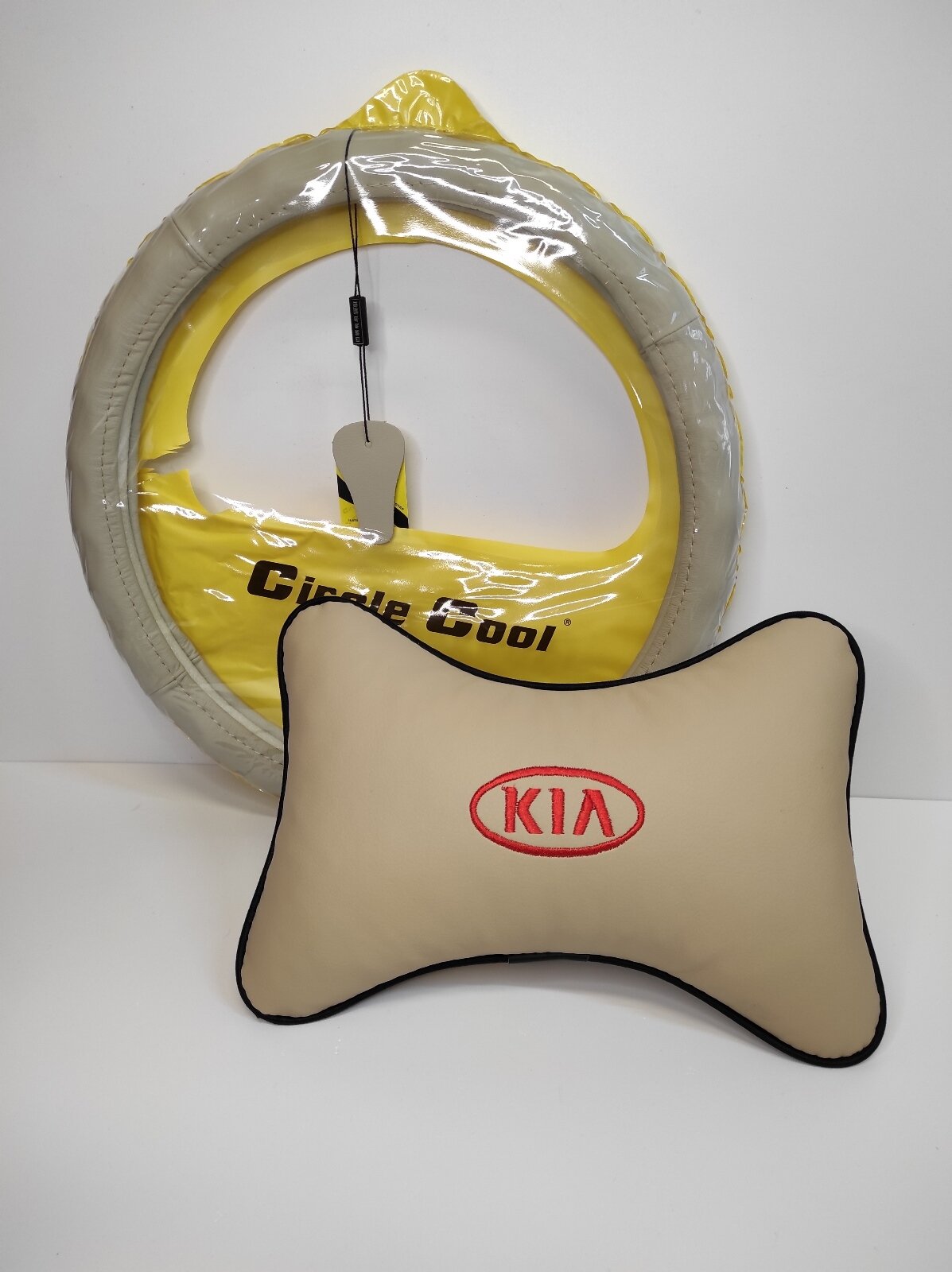 KIA Подарочный набор: подушка на подголовник из экокожи с логотипом (КИА)  оплетка на руль из натуральной гладкой кожи р-р М бежевая