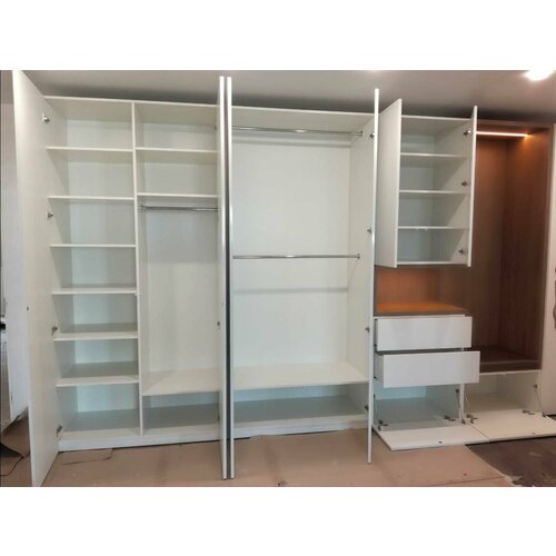 Встроенная современная мебель в прихожую с фасадами белый глянец