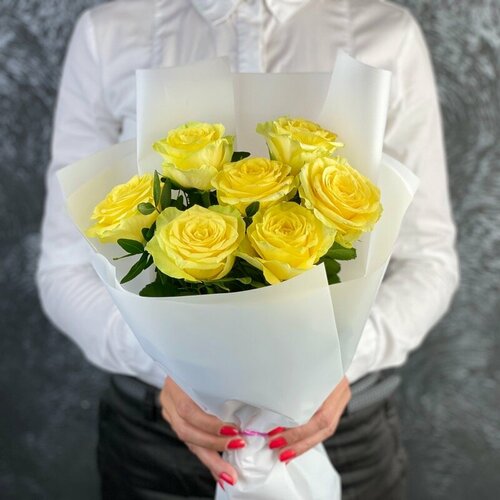Монобукет желтых роз 7 роз Илиос с фисташкой