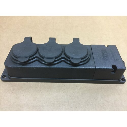 Розетка на 3 гнезда, уличная, влагозащищенная ip44, 16А/3500Вт.