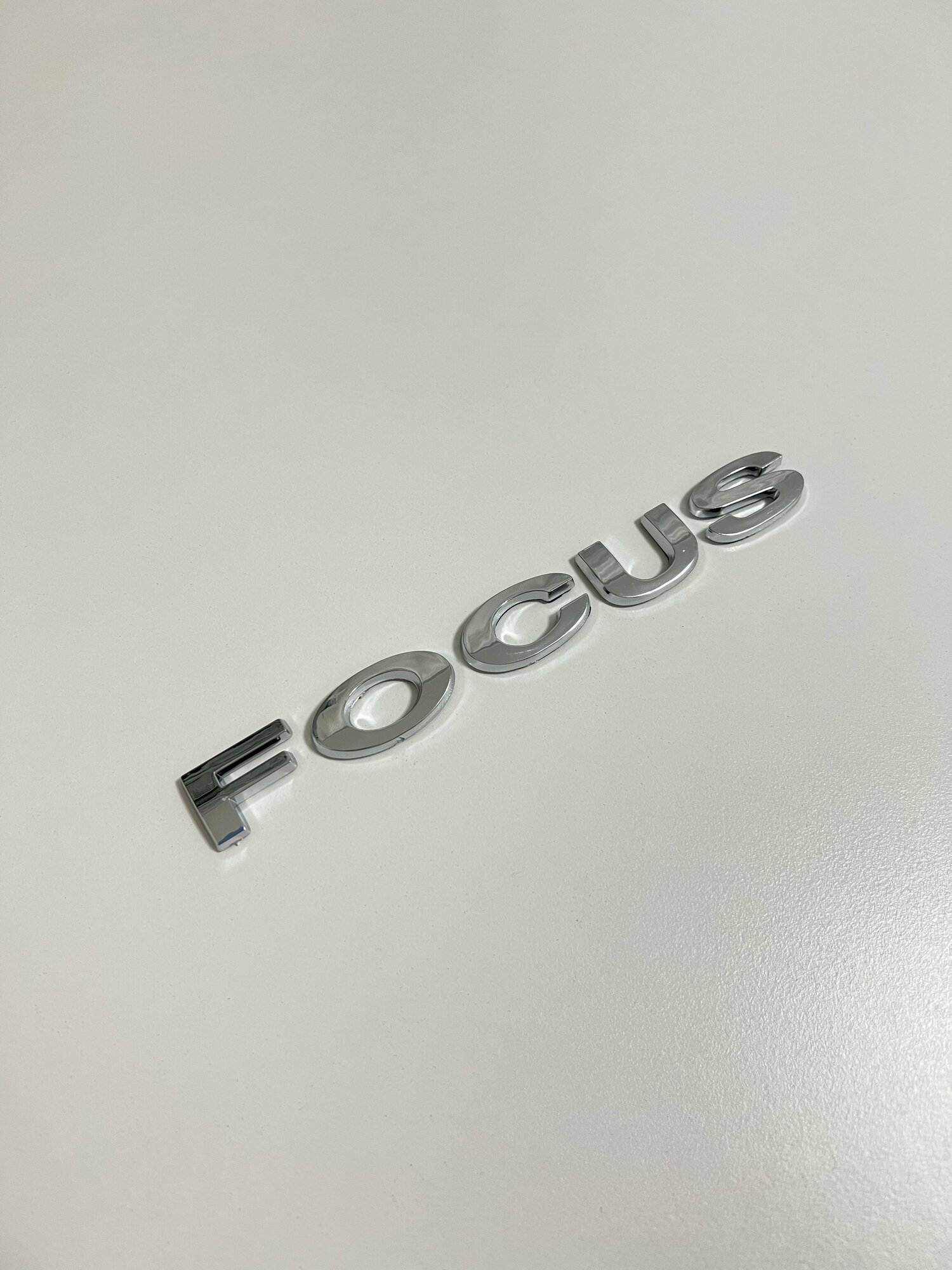 Шильдик FOCUS на багажник автомобиля